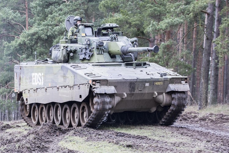  Xe chiến đấu bộ binh (IFV) CV90: biến thể CV9040A là sản phẩm của chi nhánh BAE Systems tại Thụy Điển, chính thức ra mắt từ năm 1993, đặc điểm của chiếc IFV này là nó có hình dáng bề ngoài rất giống xe tăng với hỏa lực cực mạnh nhờ khẩu pháo tự động Bofos cỡ 40 mm, đây chính là nguyên nhân khiến nó có hậu tố “40” . Nguồn ảnh: Army Technology.